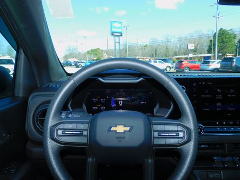 Used 2024 Chevrolet Colorado W/T image 2