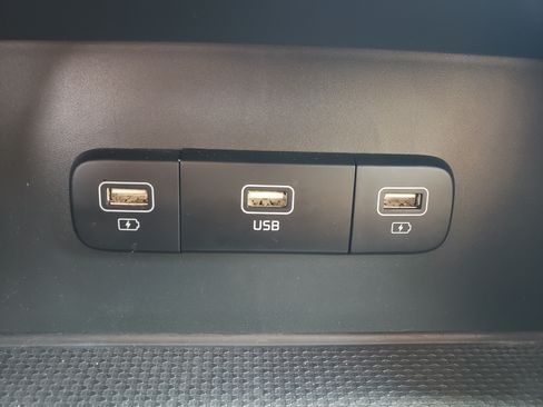 Used 2023 Kia Carnival LX image 18