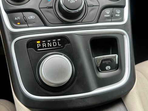 Used 2016 Chrysler 200 Limited image 9