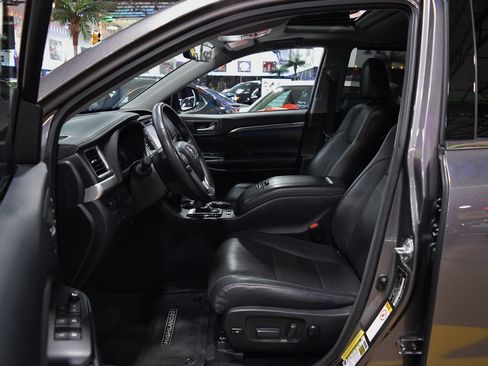 Used 2017 Toyota Highlander Limited image 18