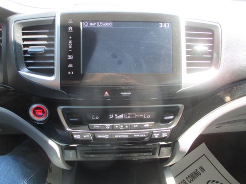 Used 2017 Honda Pilot AWD Touring image 9