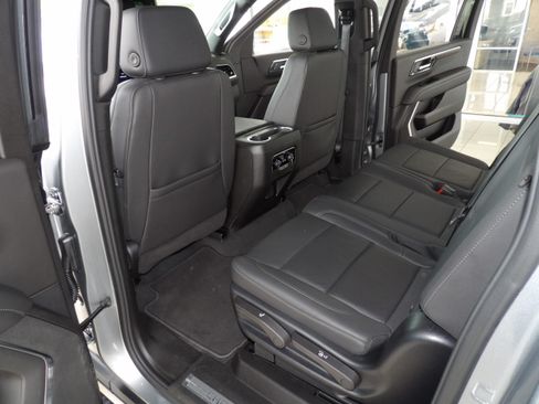 Used 2025 Chevrolet Suburban RST image 21