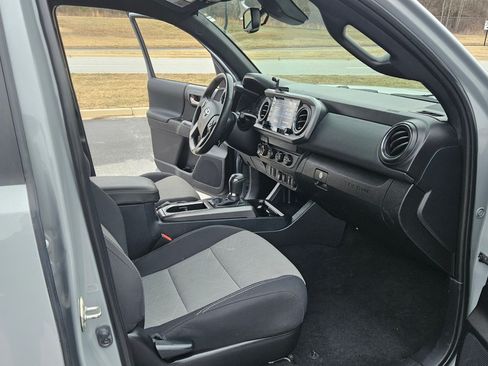 Used 2020 Toyota Tacoma image 15