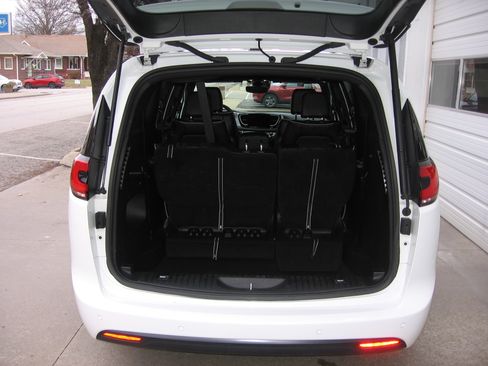 Used 2025 Chrysler Pacifica Limited image 4