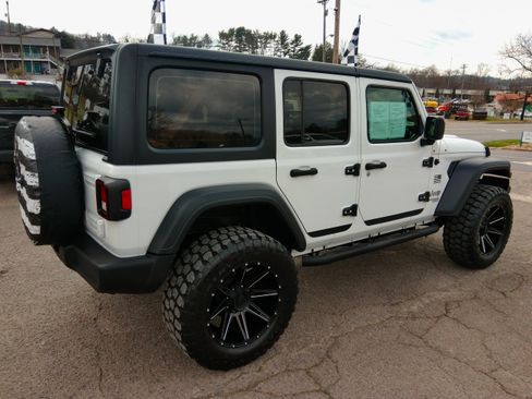 Used 2018 Jeep Wrangler Unlimited Sport image 4