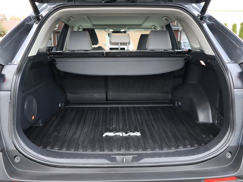 Used 2022 Toyota RAV4 Limited image 12