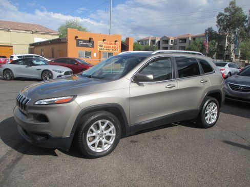 Used 2017 Jeep Cherokee Latitude Plus FWD image 12