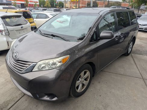 Used 2015 Toyota Sienna LE image 1