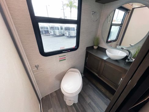 Used 2020 Mercedes-Benz Sprinter 4500 image 26