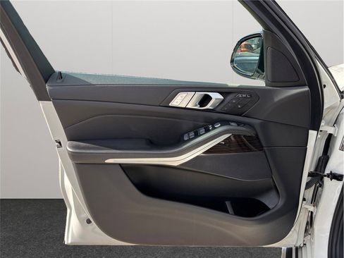 Used 2021 BMW X7 xDrive40i image 25