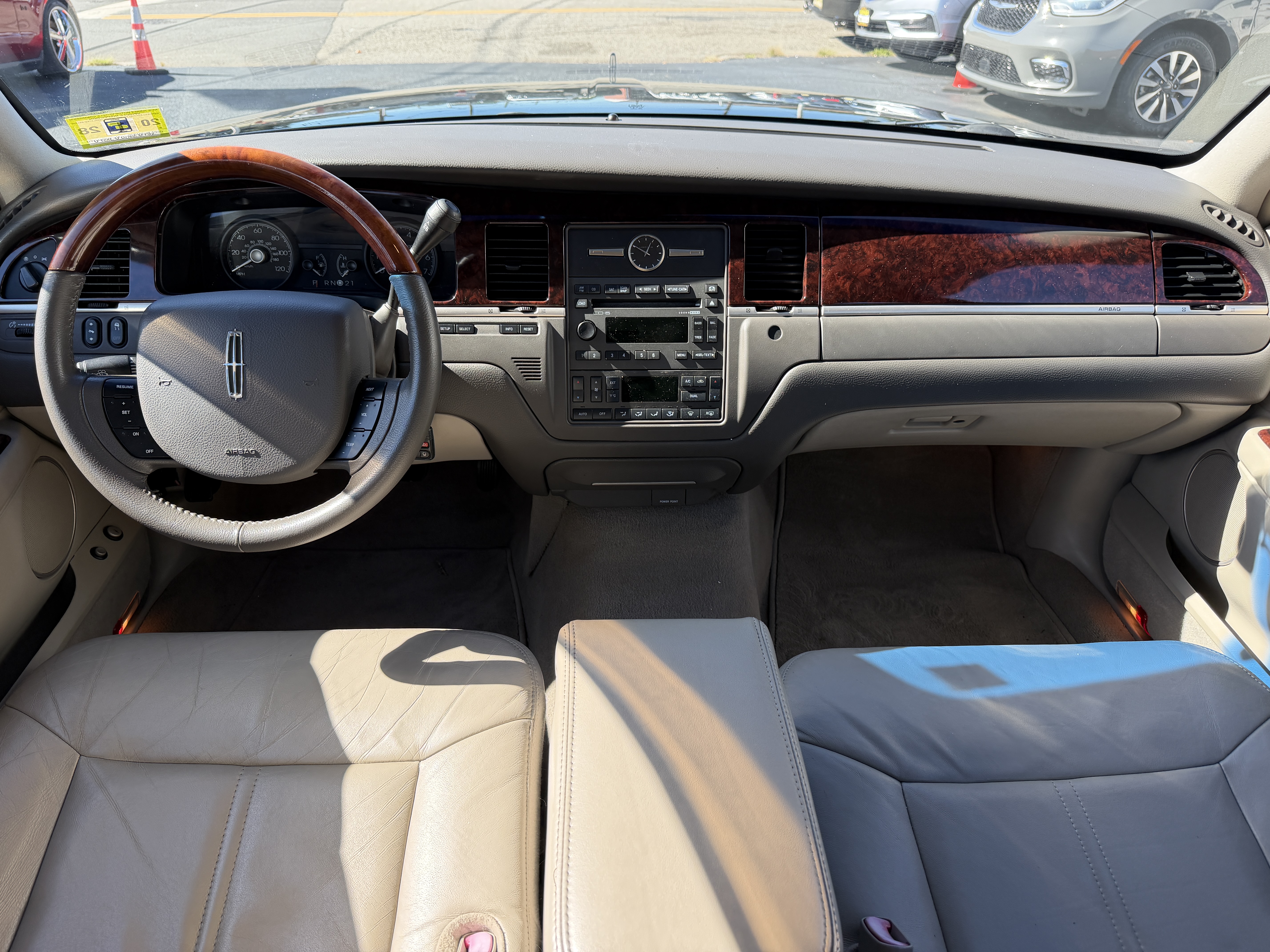 Used 2011 Lincoln Town Car Signature Limited RWD image 14