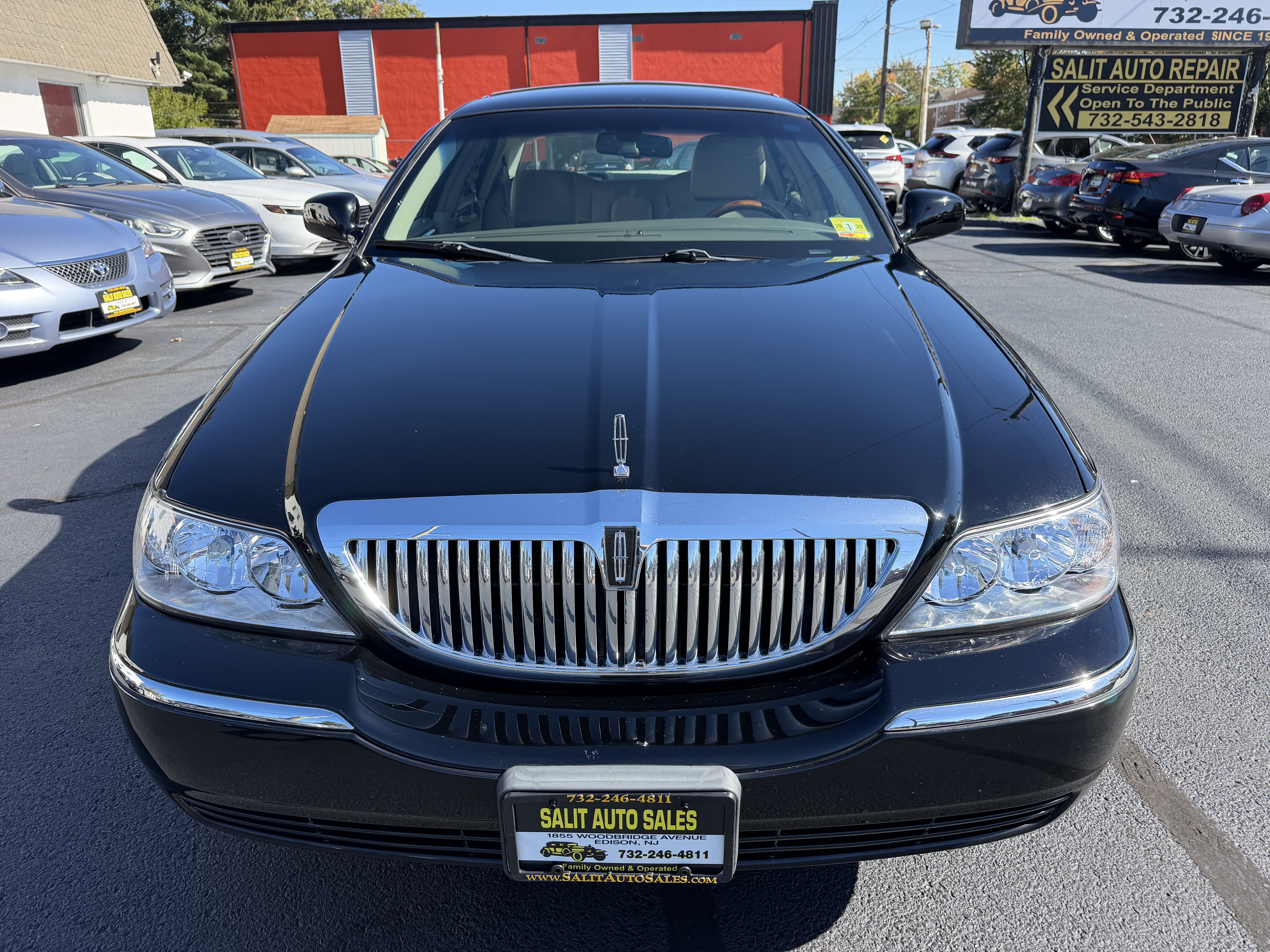 Used 2011 Lincoln Town Car Signature Limited RWD image 23