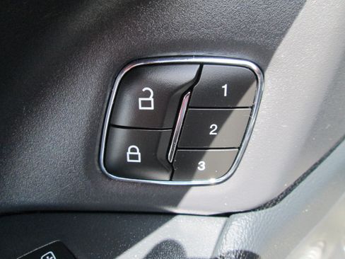 Used 2023 Ford Expedition XLT RWD image 5