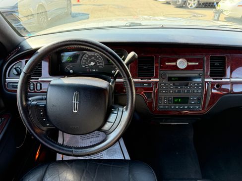 Used 2005 Lincoln Town Car Signature image 14