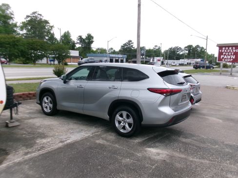 Used 2021 Toyota Highlander FWD LE Hybrid image 26