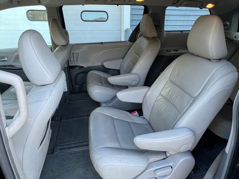 Used 2015 Toyota Sienna AWD/4WD image 8