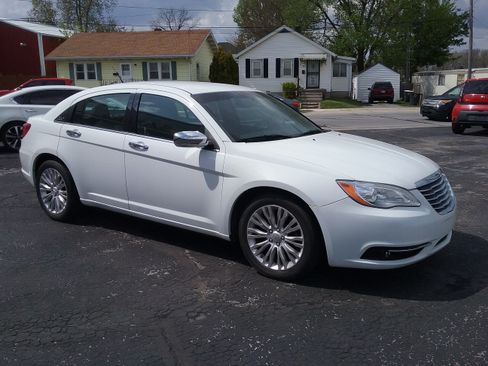 Used 2013 Chrysler 200 Limited image 3