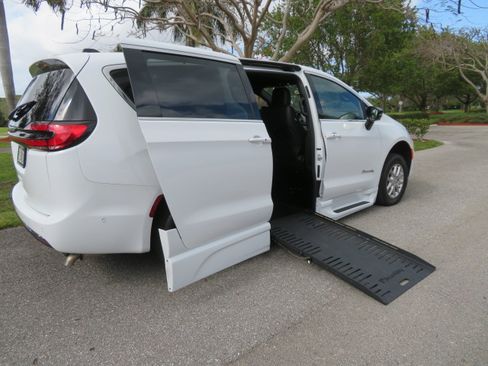Used 2025 Chrysler Pacifica Select FWD image 18