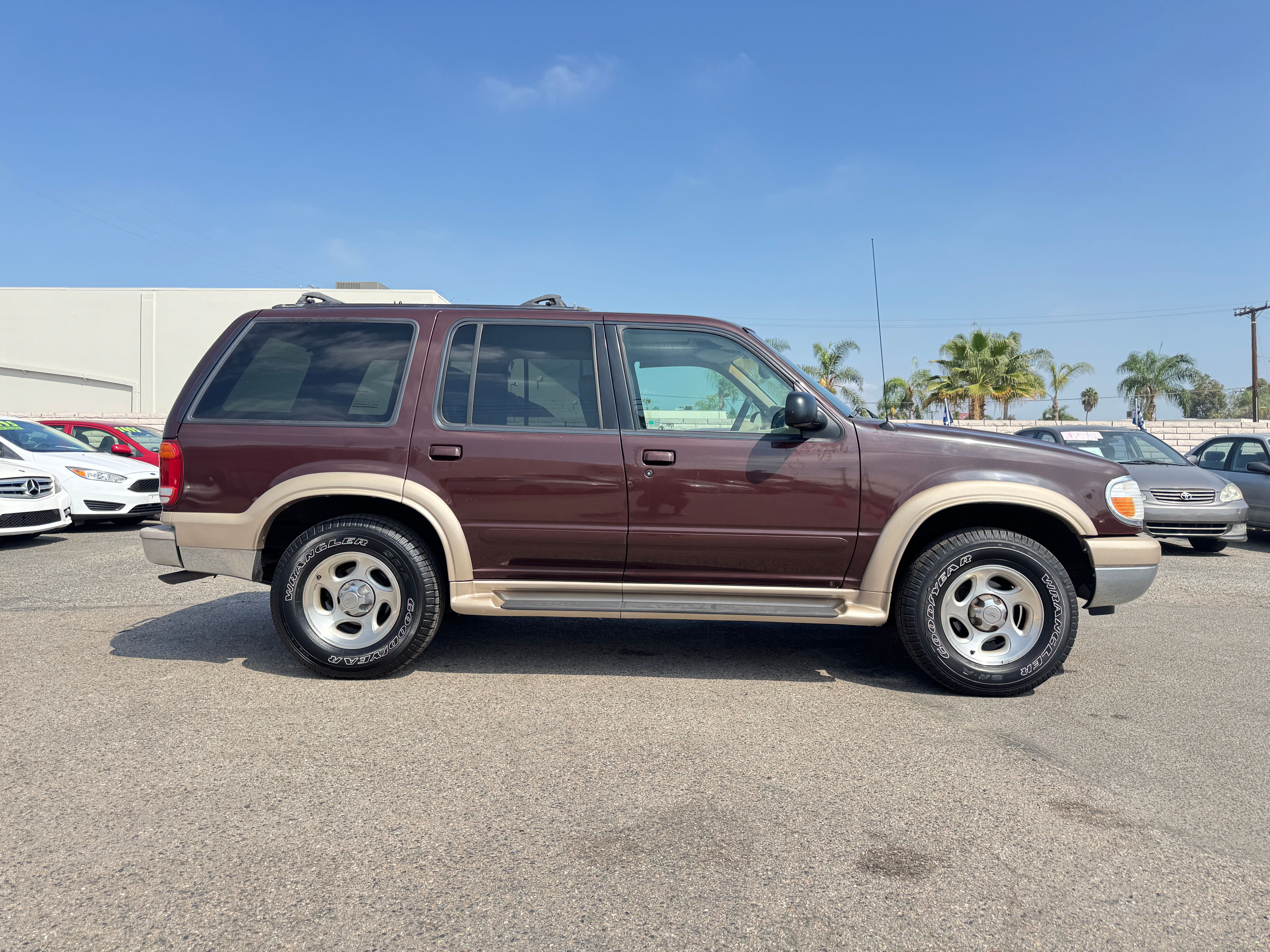Used 2000 Ford Explorer 2WD Eddie Bauer image 10