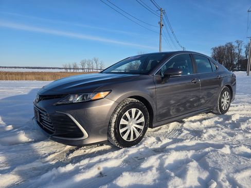 Used 2023 Toyota Camry LE image 3