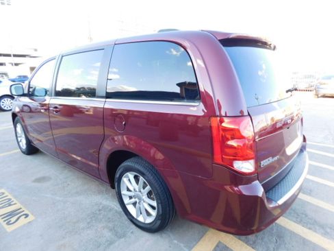 Used 2019 Dodge Grand Caravan SXT image 6