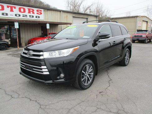 Used 2018 Toyota Highlander XLE image 2