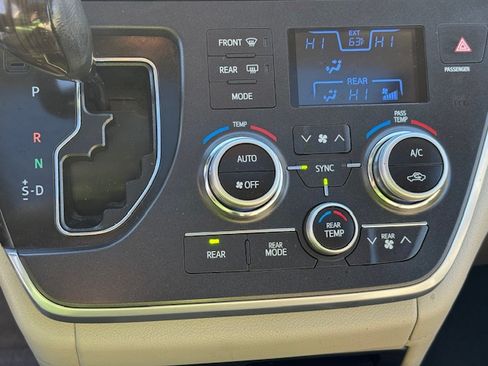 Used 2017 Toyota Sienna XLE Premium image 17