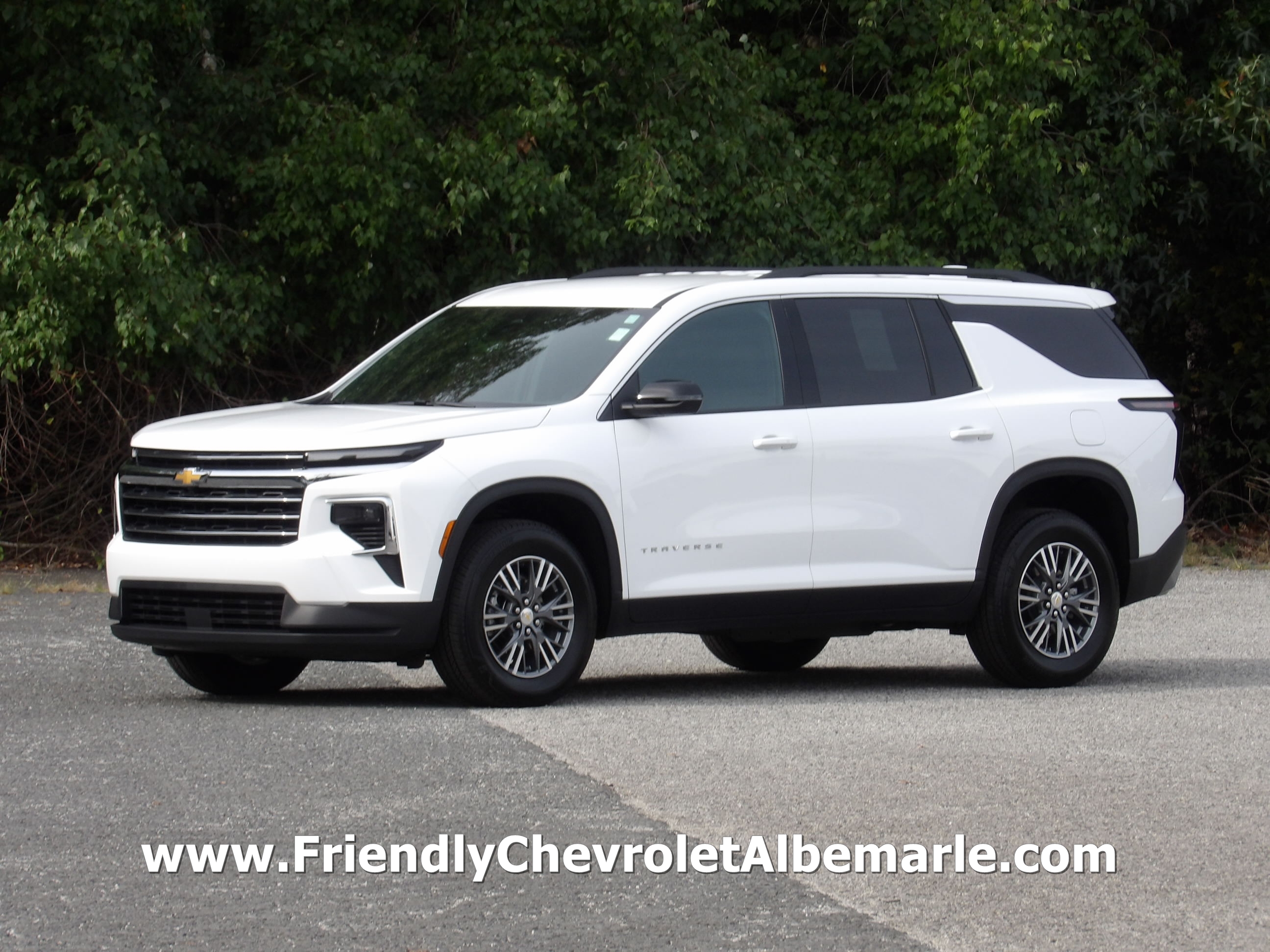 Used 2026 Chevrolet Traverse FWD LT image 1