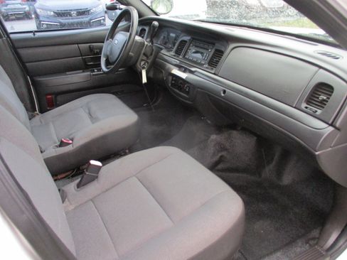 Used 2010 Ford Crown Victoria Police Interceptor image 5