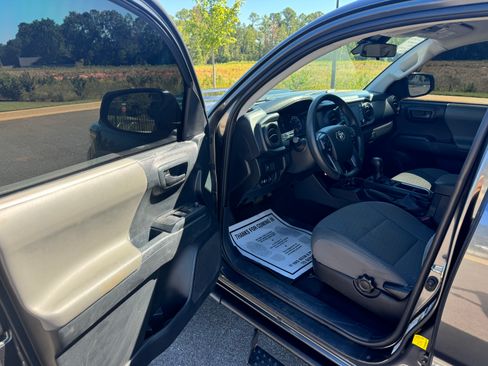 Used 2020 Toyota Tacoma SR image 7