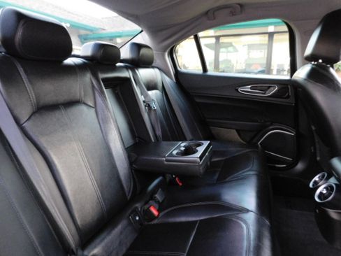 Used 2018 Alfa Romeo Giulia image 19