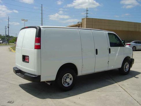 Used 2018 Chevrolet Express 2500 image 4