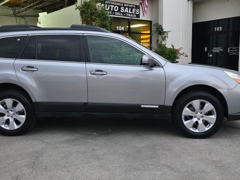 Used 2011 Subaru Outback 2.5i Limited image 6