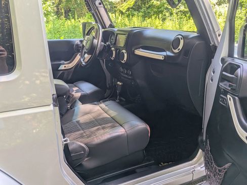 Used 2012 Jeep Wrangler Sahara image 12