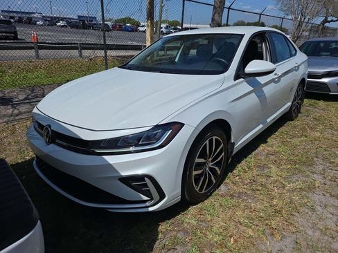 Used 2025 Volkswagen Jetta SE image 1