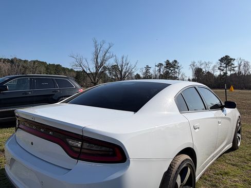 Used 2017 Dodge Charger SE image 2