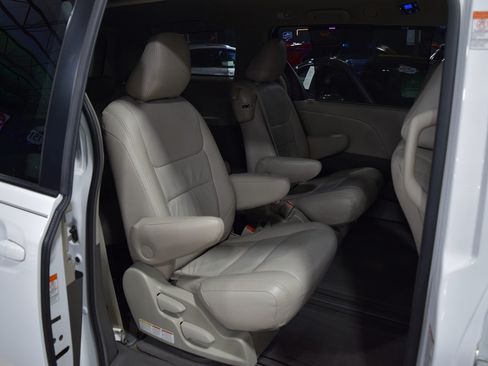 Used 2015 Toyota Sienna LE image 24