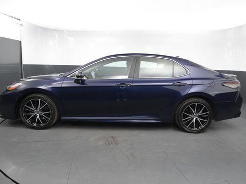 Used 2022 Toyota Camry SE image 2