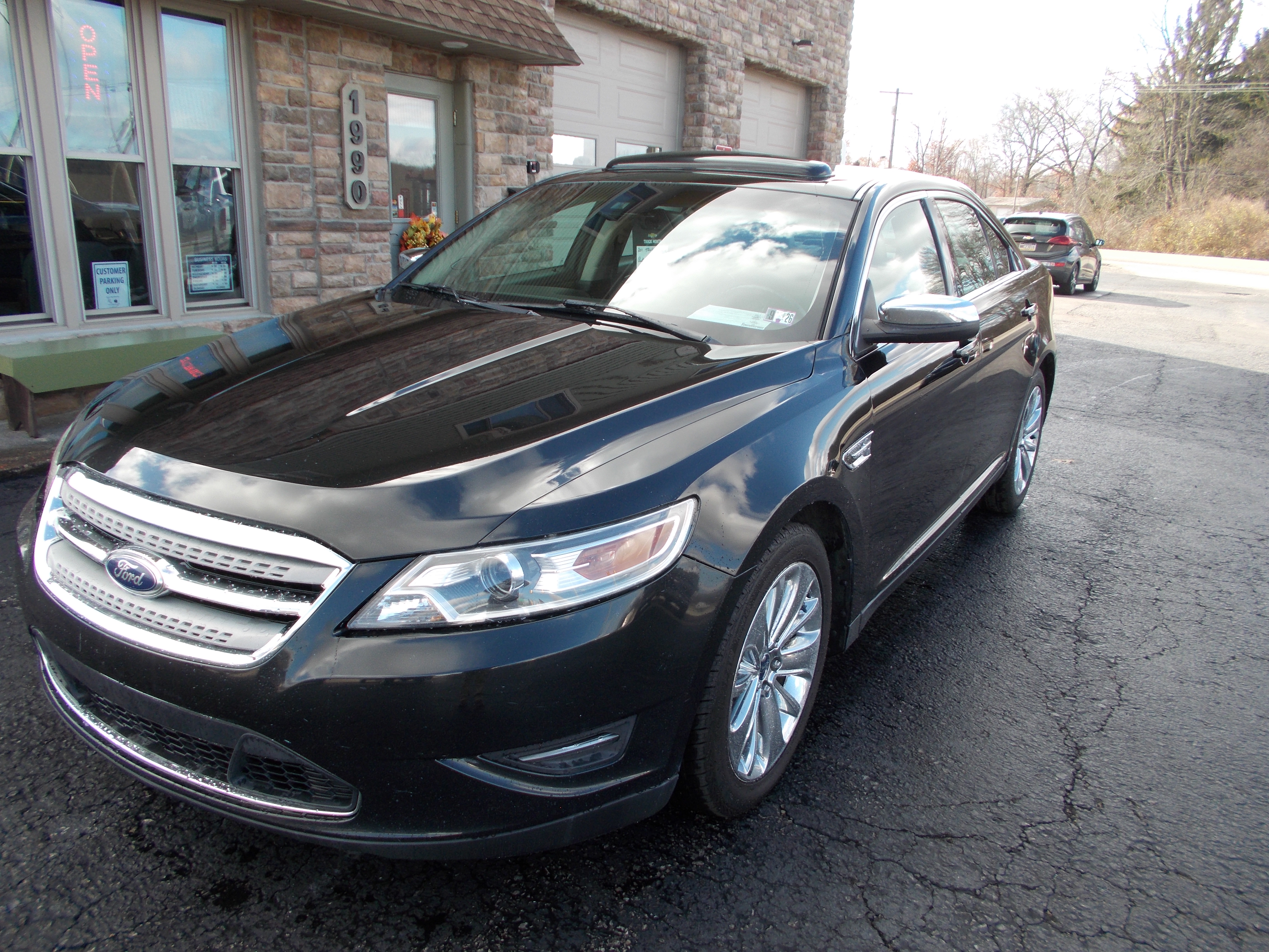 Used 2011 Ford Taurus Limited FWD image 1