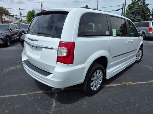 Used 2014 Chrysler Town & Country Touring image 5