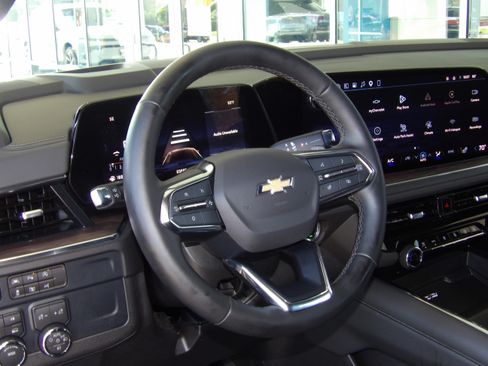 Used 2026 Chevrolet Suburban 4WD LT image 16