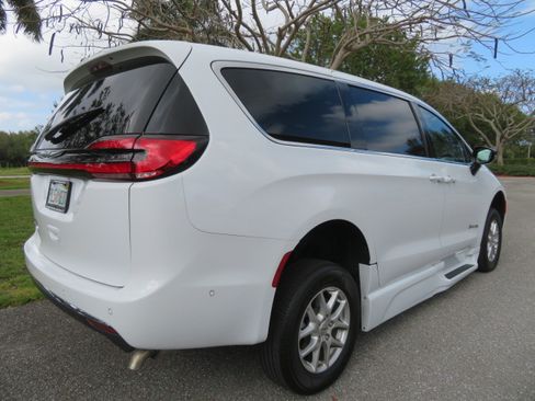 Used 2025 Chrysler Pacifica Select image 14