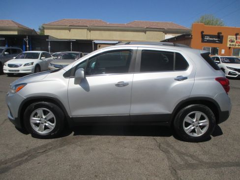 Used 2017 Chevrolet Trax FWD LT w/ 1LT image 2