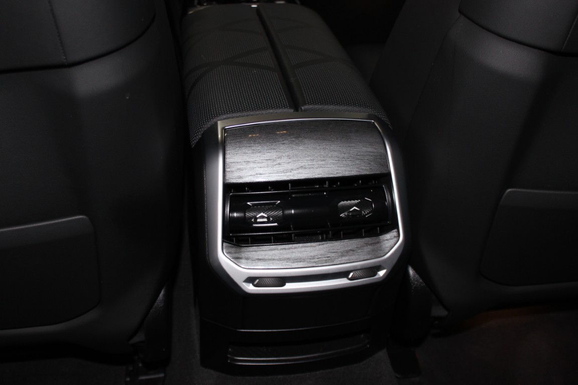Used 2024 BMW i7 xDrive60 AWD/4WD image 53