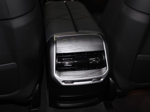 Used 2024 BMW i7 xDrive60 AWD/4WD image 53