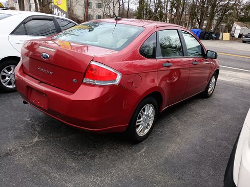 Used 2010 Ford Focus SE image 4