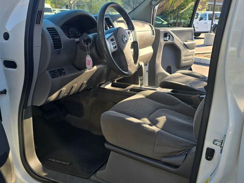 Used 2016 Nissan Frontier SV image 27