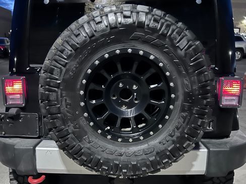 Used 2013 Jeep Wrangler Unlimited Sahara image 24