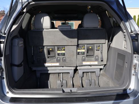 Used 2016 Toyota Sienna XLE Premium image 13