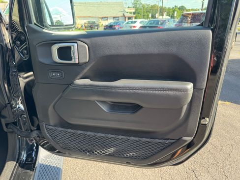 Used 2019 Jeep Wrangler 4WD Unlimited Sahara image 15